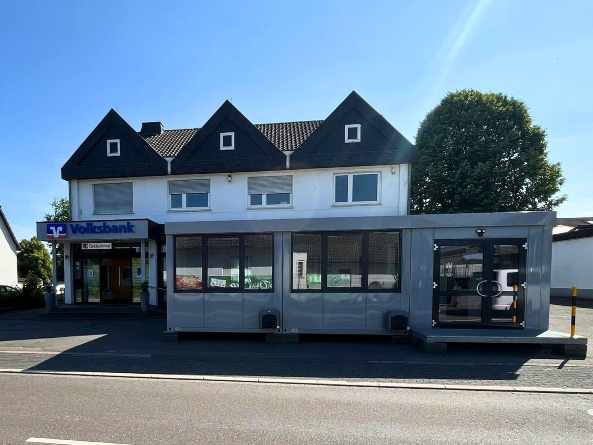 Volksbank Oberberg eG | Vorübergehend im Container, dauerhaft vor Ort - Modernisierung Geschäftsstelle Drabenderhöhe