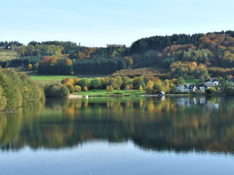 Vorstaubecken der Aggertalsperre mit Blick auf das Freibad in Bruch